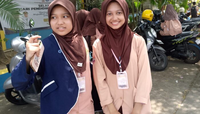 SMPN 22 Makassar Gelar Jumat Berkah, Bagikan Nasi Dos untuk Warga Sekitar