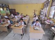 Ironi Buku dan “Pesta” Makan Siang Gratis: Catatan Kelam Sosiologi Pendidikan Kita​.